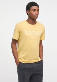 Mustang - MUSTANG ALEX C PRINT MĘSKI T-SHIRT KOSZULKA LOGO JOJOBA 1013802 9051. Wzór: nadruk