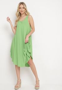 Born2be - Zielona Rozkloszowana Sukienka z Bawełny Tesaxelle. Okazja: na co dzień. Kolor: zielony. Materiał: bawełna. Typ sukienki: proste. Styl: klasyczny, casual, elegancki, wizytowy #4