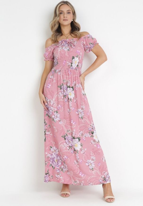 Born2be - Różowa Sukienka Maxi w Kwiaty z Ozdobnym Wiązaniem przy Dekolcie i Krótkimi Rękawami Paninthe. Kolor: różowy. Materiał: tkanina. Długość rękawa: krótki rękaw. Wzór: kwiaty. Długość: maxi