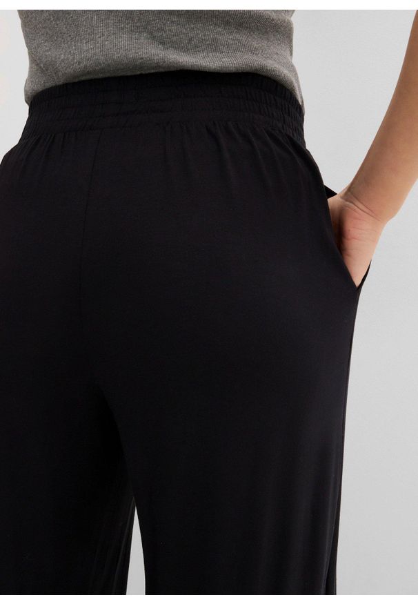 bonprix - Spodnie z dżerseju 7/8, z lejącej mieszanki wiskozy. Kolor: czarny. Materiał: wiskoza, jersey