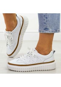 Białe skórzane sneakersy damskie Sergio Leone Sp025. Okazja: na co dzień, na spacer. Nosek buta: okrągły. Zapięcie: sznurówki. Kolor: biały. Materiał: skóra. Sezon: wiosna, lato. Obcas: na platformie. Sport: turystyka piesza