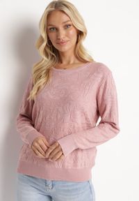 Born2be - Różowy Sweter z Tłoczonym Wzorem w Ornamentalnym Stylu Mariot. Okazja: na co dzień. Kolor: różowy. Styl: casual #5