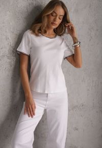 Renee - Biały T-shirt z Bawełny Zdobiony Lamówką z Metaliczną Nicią Petinope. Kolor: biały. Materiał: bawełna. Wzór: aplikacja #4