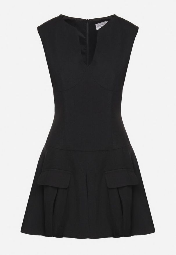 Born2be - Czarna Rozkloszowana Sukienka z Wycięciem przy Dekolcie Atarinea. Okazja: na co dzień. Kolor: czarny. Wzór: aplikacja. Typ sukienki: proste. Styl: casual