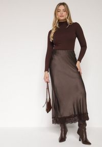 Born2be - Brązowa Satynowa Spódnica z Wiskozy Ozdobiona Koronką Fedare. Okazja: na co dzień. Kolor: brązowy. Materiał: wiskoza, satyna, koronka. Wzór: aplikacja, koronka. Styl: klasyczny, casual, elegancki #2