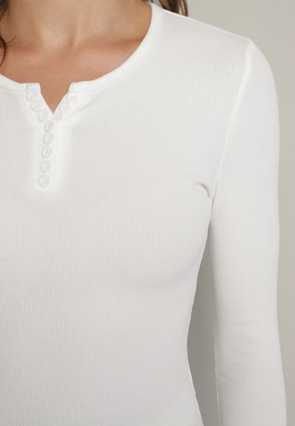 Born2be - Biała Prążkowana Bawełniana Bluzka z Guzikami Sarwiwi. Okazja: na co dzień. Kolor: biały. Materiał: prążkowany, bawełna. Styl: casual