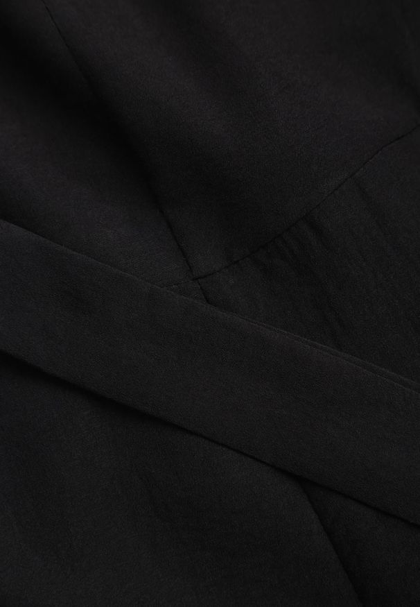 Renee - Czarny Kombinezon z Wiskozy z Szerokimi Nogawkami z Gumką w Pasie i Materiałowym Paskiem Acladia. Kolor: czarny. Materiał: materiał, wiskoza. Styl: elegancki, wizytowy
