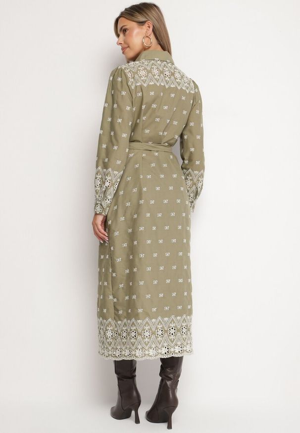 Born2be - Zielona Sukienka o Koszulowym Kroju z Wiązanym Paskiem Ozdobiona Haftem Valentirae. Okazja: na co dzień. Kolor: zielony. Materiał: bawełna. Wzór: aplikacja, haft. Typ sukienki: koszulowe. Styl: casual, klasyczny