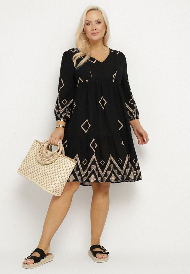 Born2be - Czarna Bawełniana Sukienka Pudełkowa w Geometryczny Wzór Claradina. Typ kołnierza: dekolt w serek. Kolekcja: plus size. Kolor: czarny. Materiał: bawełna. Wzór: geometria. Typ sukienki: dla puszystych. Styl: elegancki