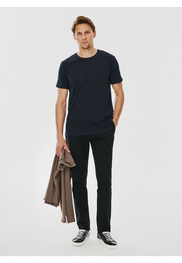 Pako Lorente - PAKO LORENTE – Granatowy gładki T-shirt Basic. Kolor: czarny, biały, niebieski. Materiał: elastan, bawełna. Długość rękawa: krótki rękaw. Długość: krótkie. Wzór: gładki. Styl: klasyczny