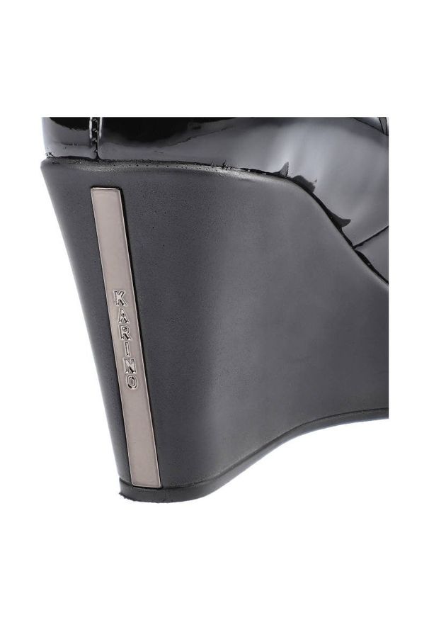 Czarne Czółenka Karino Damskie Półbuty Na Koturnie. Okazja: do pracy. Zapięcie: bez zapięcia. Kolor: czarny. Materiał: skóra, lakier. Szerokość cholewki: normalna. Obcas: na koturnie. Styl: wizytowy