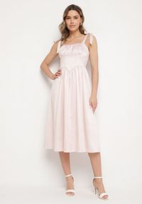 Born2be - Różowa Rozkloszowana Sukienka Vices na Wiązanych Ramiączkach Natavine. Okazja: na co dzień, na imprezę. Typ kołnierza: dekolt kwadratowy. Kolor: różowy. Materiał: poliester, jeans. Długość rękawa: na ramiączkach. Sezon: lato. Styl: casual, klasyczny #1