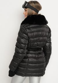 Born2be - Czarna Pikowana Kurtka z Paskiem i Futrzanym Kołnierzem Gunnitte. Typ kołnierza: bez kaptura. Kolor: czarny. Materiał: futro. Styl: elegancki #2