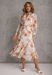 Renee - Pomarańczowa Eteryczna Sukienka Zdobiona Falbankami i Wiązanym Paskiem Rhelaith. Okazja: na imprezę, na randkę. Typ kołnierza: kołnierz z falbankami. Kolor: pomarańczowy. Materiał: poliester. Wzór: aplikacja. Styl: boho #6