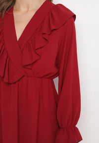 Born2be - Bordowa Rozkloszowana Sukienka o Kopertowym Kroju z Falbankami Celonara. Okazja: na imprezę. Typ kołnierza: kołnierz z falbankami. Kolor: czerwony. Typ sukienki: kopertowe. Styl: elegancki #2
