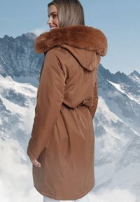 Born2be - Jasnobrązowa Kurtka Typu Parka z Kapturem i Odpinanym Kołnierzem Ściągana w Talii Semithira. Okazja: na spacer, na co dzień. Typ kołnierza: kaptur. Kolor: brązowy. Materiał: dzianina. Długość: długie. Wzór: aplikacja. Styl: klasyczny, casual, elegancki #2