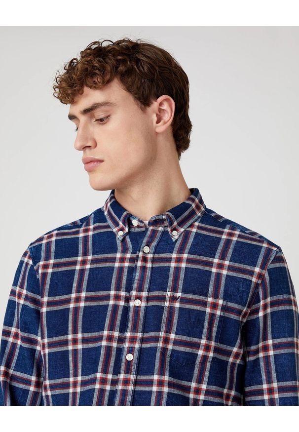 Wrangler - MĘSKA KOSZULA WRANGLER LS 1PKT BUTTON DOWN MARS RED W5A33TX3A 112130011. Typ kołnierza: button down