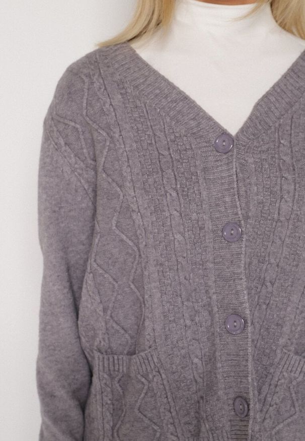 Born2be - Szary Kardigan z Bawełną Zdobiony Warkoczowym Splotem i Kieszeniami Mevesava. Okazja: na co dzień. Typ kołnierza: dekolt w serek. Kolor: szary. Materiał: bawełna. Wzór: aplikacja, ze splotem. Sezon: zima, jesień. Styl: casual, klasyczny