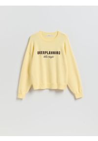 Reserved - Sweter z haftowanym napisem - jasnożółty. Kolor: żółty. Materiał: wiskoza, dzianina. Wzór: napisy, haft #1