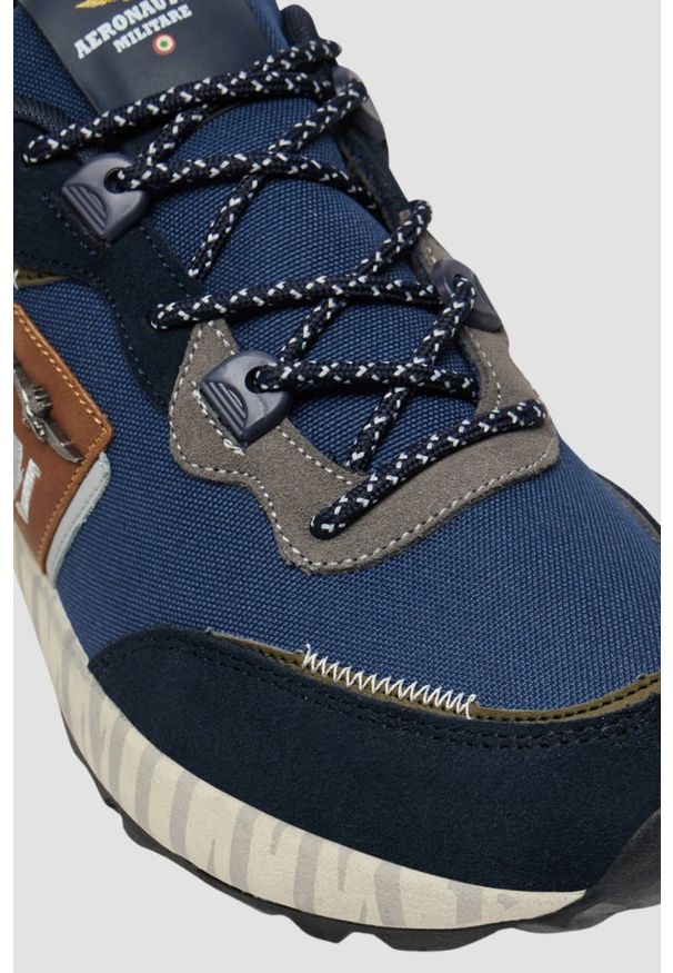 Aeronautica Militare - AERONAUTICA MILITARE Granatowe męskie sneakersy AM23. Okazja: na co dzień. Kolor: niebieski. Materiał: tkanina, zamsz. Wzór: haft, nadruk