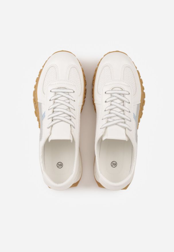 Born2be - Białe Sneakersy z Abstrakcyjną Podeszwą z Tłoczeniem i Ozdobnymi Paskami Emaliane. Okazja: na co dzień. Zapięcie: pasek. Kolor: biały