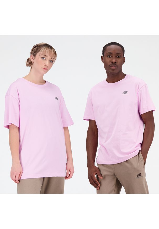 Koszulka unisex New Balance UT21503LLC – różowa. Typ kołnierza: kaptur. Kolor: różowy. Materiał: bawełna, dresówka, dzianina. Długość: długie. Wzór: napisy, haft