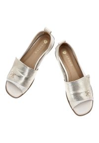 Złote Sandały Armodo Eleganckie Obuwie Damskie. Okazja: na co dzień. Nosek buta: otwarty. Kolor: złoty. Materiał: skóra, len. Wzór: aplikacja. Sezon: lato. Obcas: na płaskiej podeszwie. Styl: elegancki #4