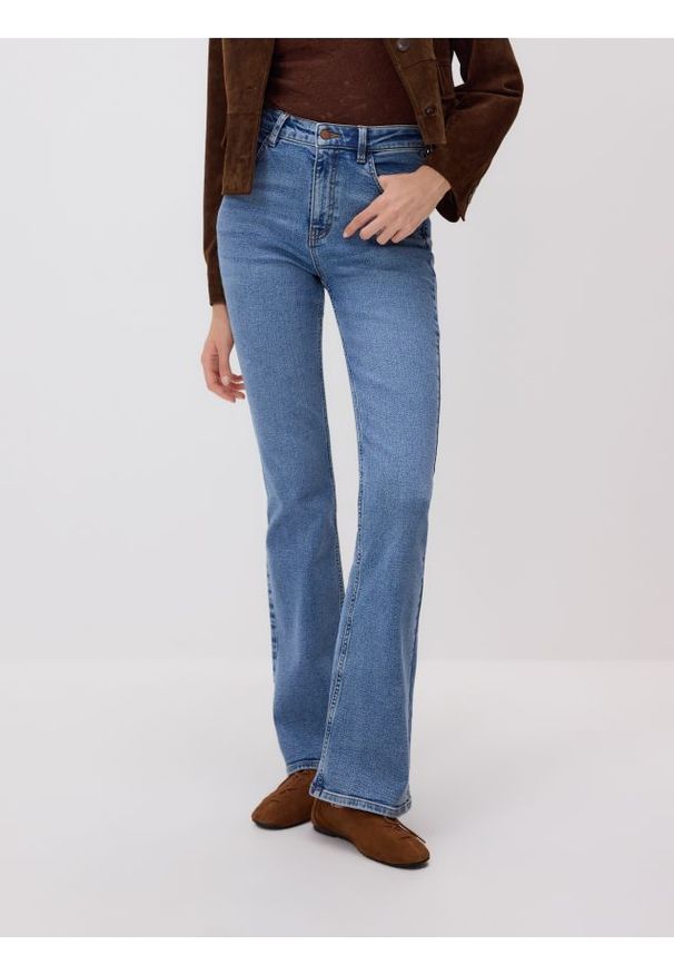 Reserved - Jeansy flare bootcut - niebieski. Kolor: niebieski