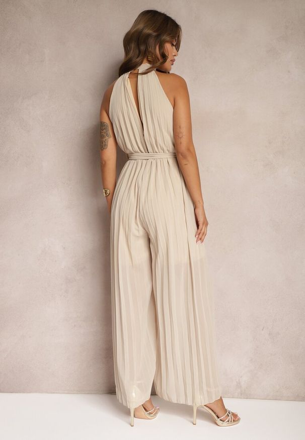 Renee - Beżowy Kombinezon z Dekoltem Typu Halter i Gumką w Talii Zolefia. Kolor: beżowy. Długość: długie. Styl: elegancki