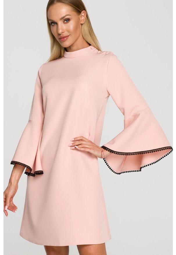 MOE - Elegancka sukienka trapezowa z bufiastymi rękawami pudrowa. Typ sukienki: trapezowe. Styl: elegancki
