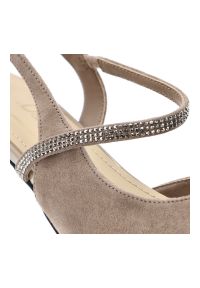 Beżowe czółenka damskie S.Barski, cholewka ze skóry naturalnej z cienkim paskiem z ozdobnymi kryształkami, beżowe, CR61-3048. Zapięcie: pasek. Kolor: beżowy. Materiał: skóra. Szerokość cholewki: normalna #2