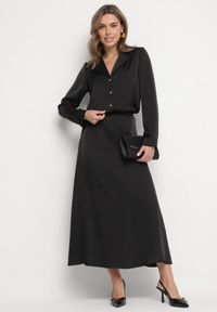 Born2be - Czarna Elegancka Koszula Satynowa z Wycięciami na Dolnej Krawędzi Klirea. Okazja: na co dzień. Typ kołnierza: kołnierzyk klasyczny. Kolor: czarny. Materiał: satyna. Długość rękawa: długi rękaw. Długość: długie. Styl: elegancki #4