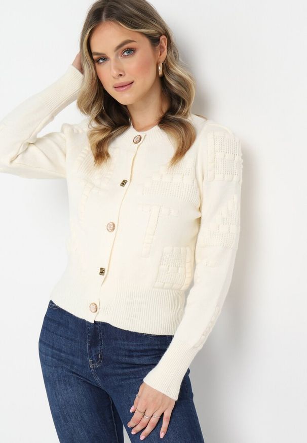 Born2be - Jasnobeżowy Kardigan z Wiskozy Zapinany na Ozdobne Guziki ze Ściągaczami Zoekia. Kolor: beżowy. Materiał: wiskoza