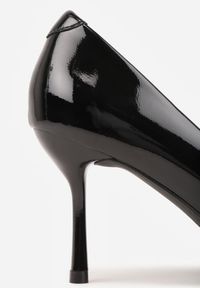 Renee - Czarne Lakierowane Szpilki Vices z Klamrami i Paskami Tamirella. Okazja: na co dzień, na imprezę. Zapięcie: klamry. Kolor: czarny. Materiał: lakier. Wzór: paski. Obcas: na szpilce. Styl: casual, elegancki, wizytowy. Wysokość obcasa: średni #6