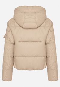Born2be - Beżowa Pikowana Kurtka Puffer z Kapturem i Ozdobnymi Taśmami Relania. Okazja: na co dzień, na spacer. Typ kołnierza: kaptur. Kolor: złoty. Materiał: poliester, skóra, dzianina. Styl: casual #6