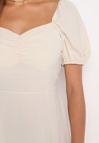 Born2be - Beżowa Koktajlowa Sukienka Typu Hiszpanka z Rozcięciem Vikita. Typ kołnierza: dekolt hiszpanka. Kolor: beżowy. Długość rękawa: krótki rękaw. Styl: wizytowy #3