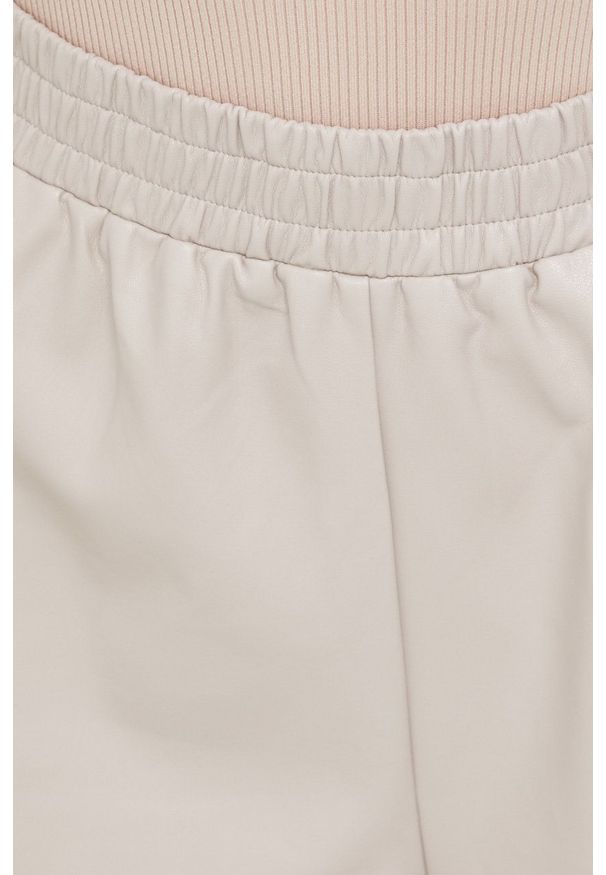 Answear Lab szorty damskie kolor beżowy gładkie high waist. Stan: podwyższony. Kolor: beżowy. Materiał: materiał. Wzór: gładki. Styl: wakacyjny