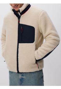 Reserved - Kurtka sherpa ze stójką - złamana biel. Typ kołnierza: kołnierzyk stójkowy. Długość: krótkie