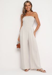 Born2be - Beżowy Bawełniany Taliowany Kombinezon Góra Bandeau Wykończona Gumkami Moranna. Okazja: na co dzień. Kolor: beżowy. Materiał: bawełna. Sezon: lato. Styl: casual, klasyczny #1