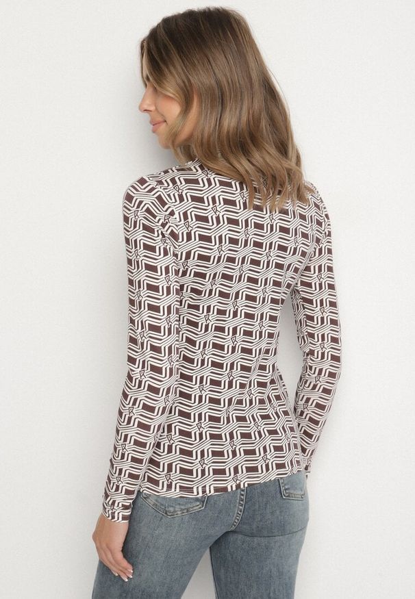Born2be - Biało-Brązowa Bawełniana Bluzka z Golfem i Długim Rękawem w Geometryczny Wzór Vilitila. Okazja: na co dzień. Typ kołnierza: golf. Kolor: biały. Materiał: bawełna. Długość rękawa: długi rękaw. Długość: długie. Wzór: geometria. Styl: casual, elegancki
