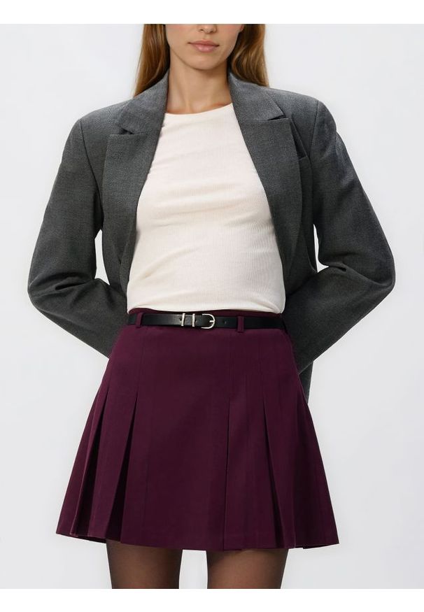 Reserved - Plisowana spódnica z paskiem - bordowy. Kolor: czerwony. Materiał: wiskoza, tkanina