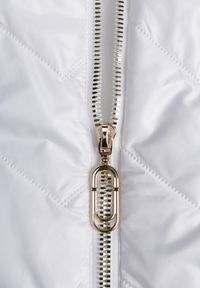 Renee - Biała Długa Pikowana Kamizelka z Kapturem i Ozdobną Naszywką Mentape. Typ kołnierza: kaptur. Kolor: biały. Długość: długie. Wzór: aplikacja. Styl: sportowy #4