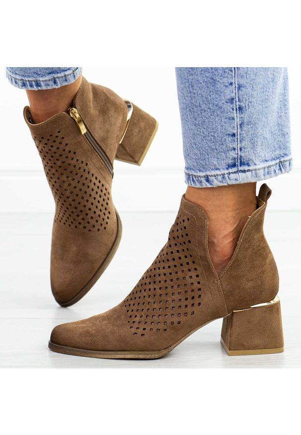 POTOCKI - Brązowe ażurowe botki damskie na obcasie Potocki 12356. Okazja: na spacer, na co dzień. Kolor: brązowy. Szerokość cholewki: normalna. Wzór: ażurowy. Materiał: zamsz. Sezon: wiosna, lato. Obcas: na obcasie. Styl: casual, elegancki. Wysokość obcasa: średni