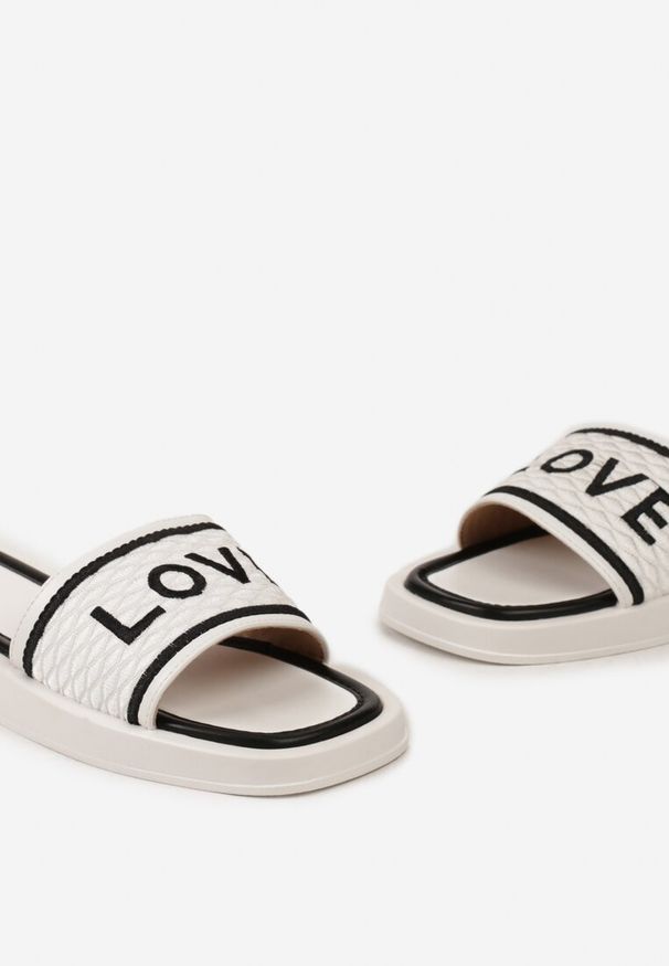 Born2be - Białe Klapki z Kwadratowym Noskiem i Paskiem z Napisem Jeliana. Okazja: na co dzień, na plażę. Kolor: biały. Wzór: napisy. Styl: casual, elegancki