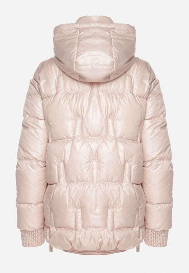 Born2be - Różowa Pikowana Kurtka z Odpinanym Kapturem Wydłużonym Tyłem i Ściągaczami Zinonia. Okazja: na co dzień. Kolor: różowy. Materiał: wełna, skóra, jeans. Sezon: zima, jesień. Styl: casual, elegancki