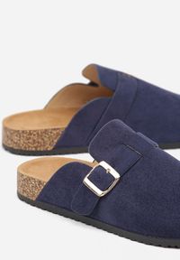 Renee - Granatowe Klapki Ozdobione Klamrą na Pasku Zelevelis. Okazja: na co dzień. Kolor: niebieski. Materiał: jeans. Wzór: aplikacja. Obcas: na obcasie. Styl: elegancki, casual. Wysokość obcasa: niski #3