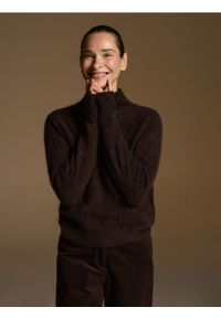 Reserved - Wełniany golf z dodatkiem kaszmiru - ciemnobrązowy. Typ kołnierza: golf. Kolor: brązowy. Materiał: wełna, kaszmir #1