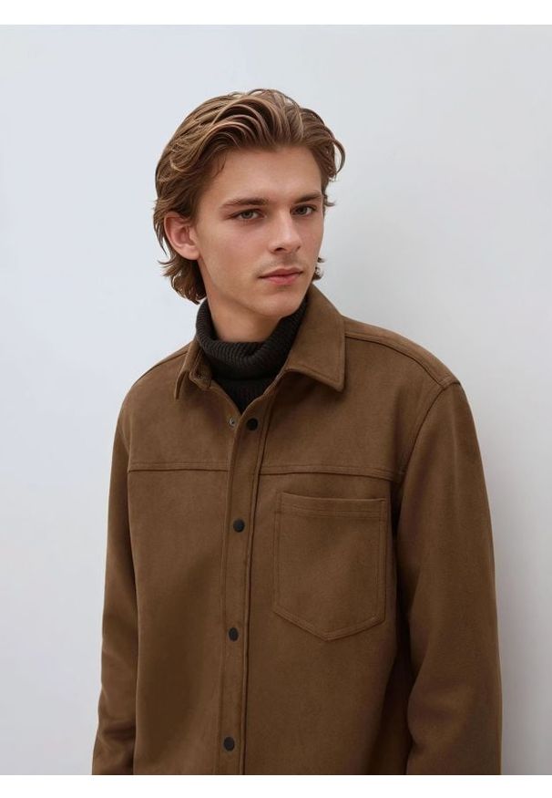 Reserved - Koszula regular z imitacji zamszu - brązowy. Kolor: brązowy. Materiał: zamsz