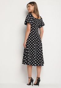 Born2be - Czarna Rozkloszowana Sukienka Vices w Grochy z Dekoltem Typu Hiszpanka Zimina. Okazja: na co dzień. Typ kołnierza: dekolt hiszpanka. Kolor: czarny. Materiał: skóra, materiał. Wzór: grochy. Typ sukienki: proste. Styl: klasyczny, casual #3