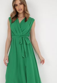Born2be - Zielona Sukienka Feodones. Kolor: zielony. Materiał: materiał. Długość rękawa: bez rękawów. Typ sukienki: kopertowe. Styl: elegancki. Długość: midi